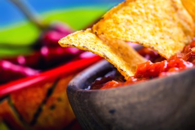 Salsa tortilla cips ve kırmızı biber ile