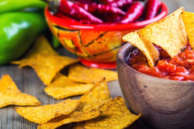 Salsa tortilla cips ve kırmızı biber ile