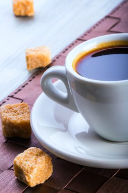 sade kahve bir fincan şeker kamışı birkaç küpler