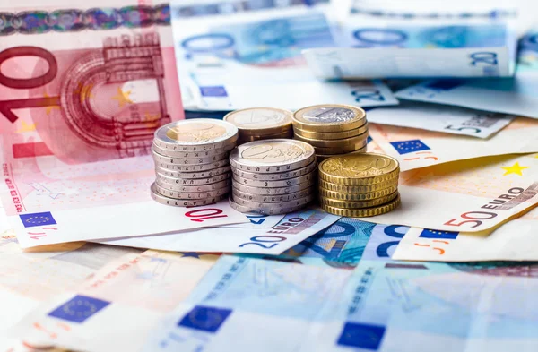 Euro-Banknoten und Münzen — Stockfoto