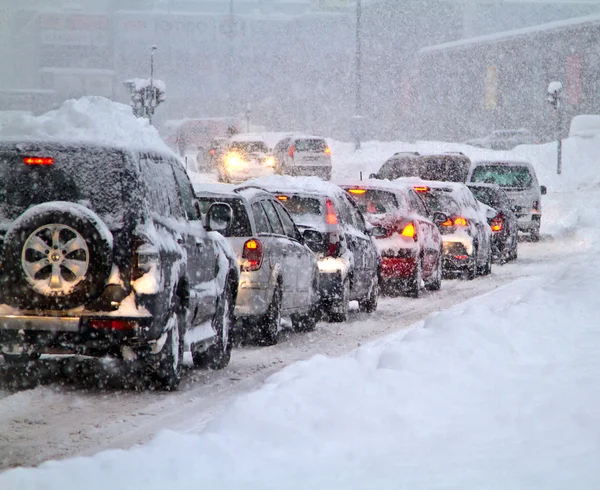 Bufera di neve sulla strada . — Foto Stock