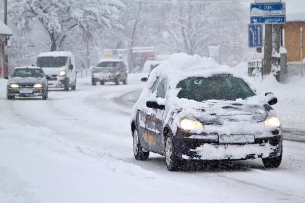 Blizzard op de weg. — Stockfoto