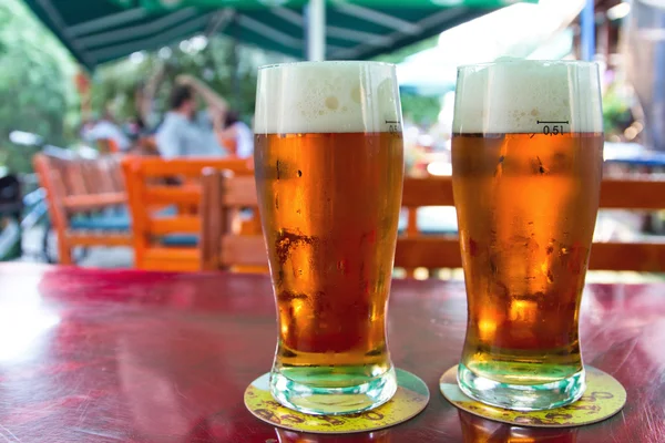 Duas cervejas na mesa — Fotografia de Stock