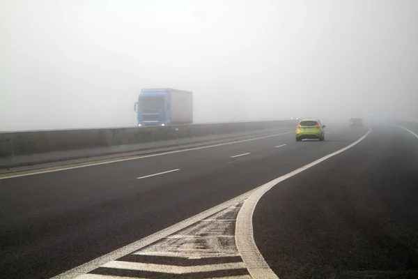 Niebla en la carretera — Foto de Stock
