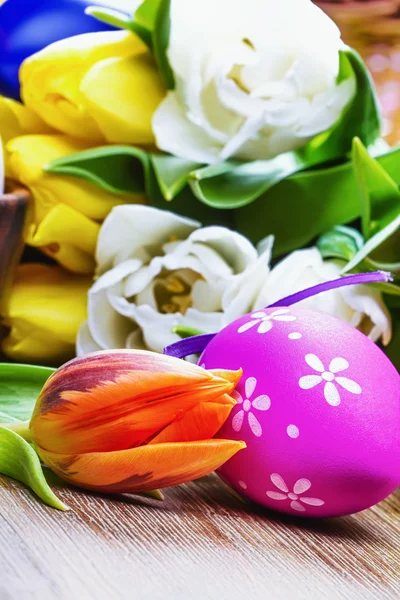 Bolo de Páscoa ovos e tulipas — Fotografia de Stock