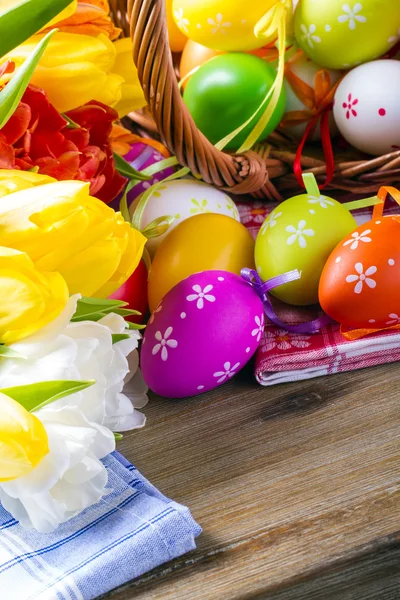 Uova di torta di Pasqua e tulipani — Foto Stock