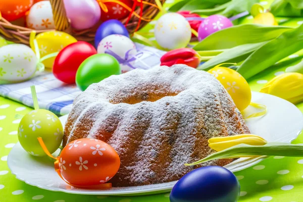 Uova di torta di Pasqua e tulipani — Foto Stock