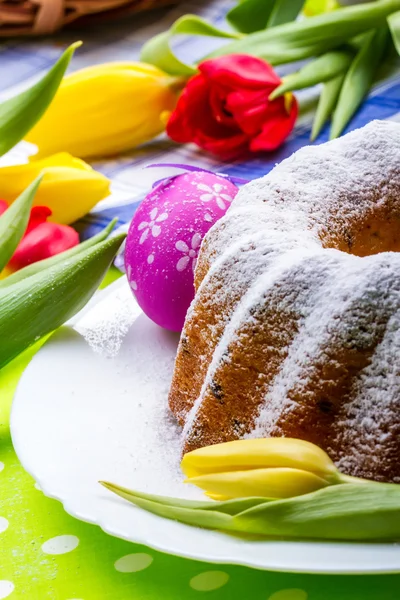 Easter cake eggs and tulips — Stock Photo, Image