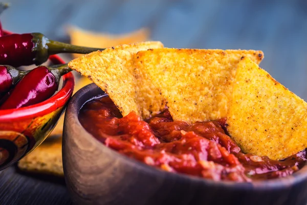 Salsa tortilla cips ve biber peppers.macro kavramı ile — Stok fotoğraf