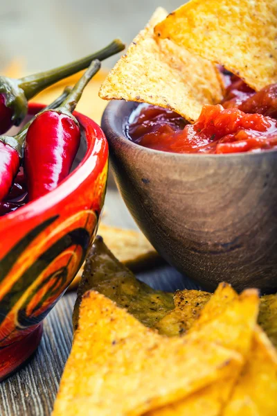 Salsa with tortilla chips and chilli peppers.Macro concept — Stock Photo, Image