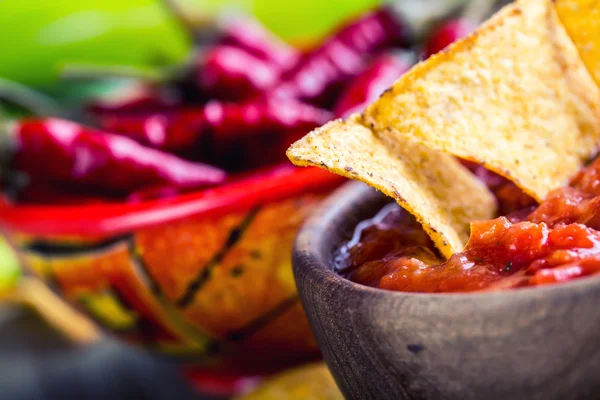 Salsa con chips de tortilla y chiles chile. Concepto macro — Foto de Stock