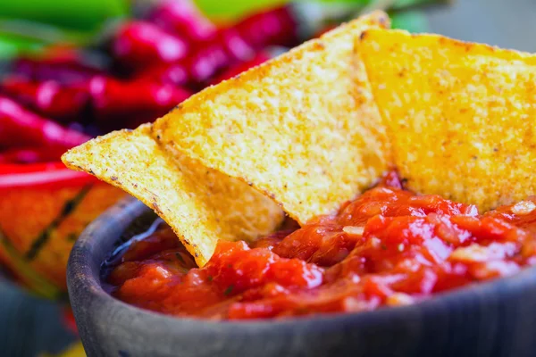 Salsa con chips de tortilla y chiles chile. Concepto macro — Foto de Stock