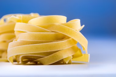 Tagliatelle makarna beyaz mavi background.macro kavramı