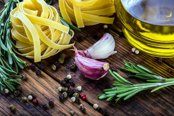 Certains ingrédients de la cuisine italienne — Photo