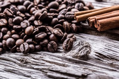 tarçın ile çok eski ahşap bir masa üzerine dökülen kahve beanss.