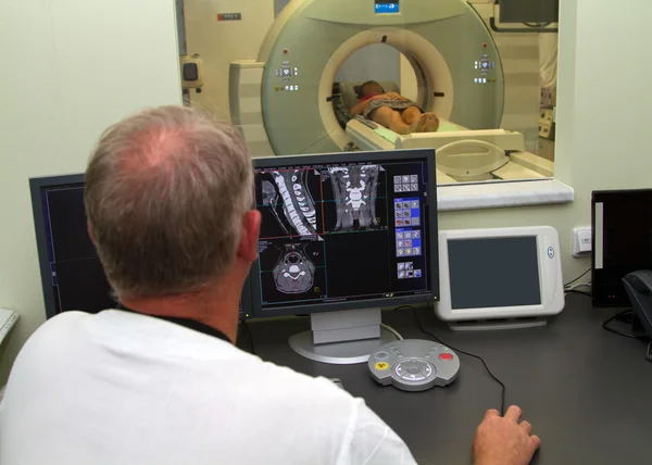 Frau als Patientin wird für Magnetresonanztomographie untersucht. — Stockfoto