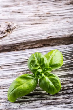 Eski ahşap bir masa üzerinde biber ve makarna fesleğen yaprağı