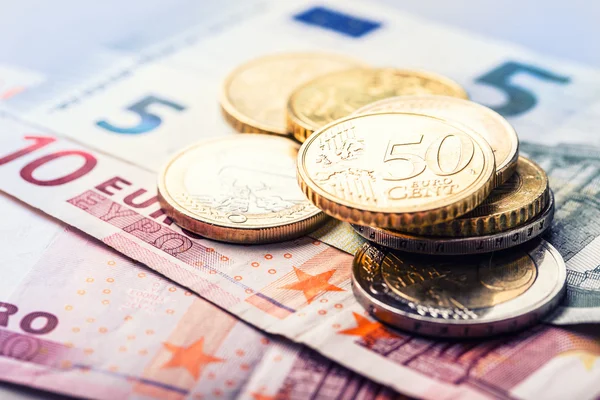 Eurogeld. Mehrere Euromünzen und Banknoten. — Stockfoto