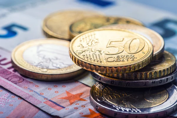 Euro geld. Verschillende euromunten en biljetten. — Stockfoto