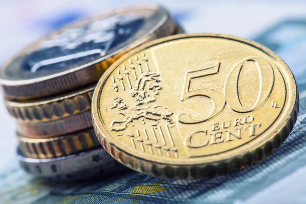 Euro geld. Verschillende euromunten en biljetten. — Stockfoto