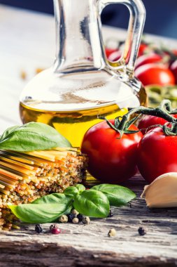 Eski ahşap zemin üzerine İtalyan ve Akdeniz Gıda katkı maddeleri.