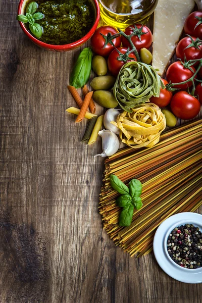 Zutaten italienischer und mediterraner Küche auf altem Holzgrund. — Stockfoto