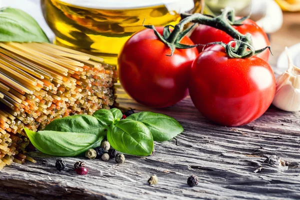 Italské a středomořské složek potravin na staré dřevěné pozadí. — Stock fotografie