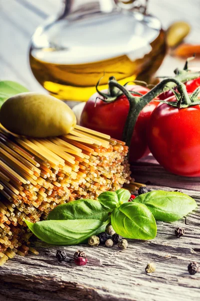 Zutaten italienischer und mediterraner Küche auf altem Holzgrund. — Stockfoto