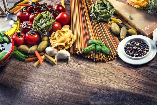 Włoskie i śródziemnomorskie składniki żywności na stare drewniane tła. — Zdjęcie stockowe