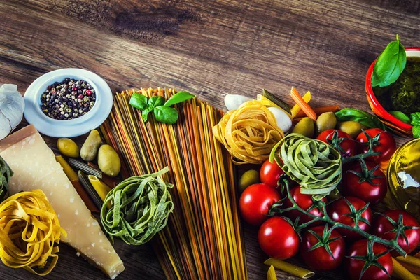 Zutaten italienischer und mediterraner Küche auf altem Holzgrund. — Stockfoto