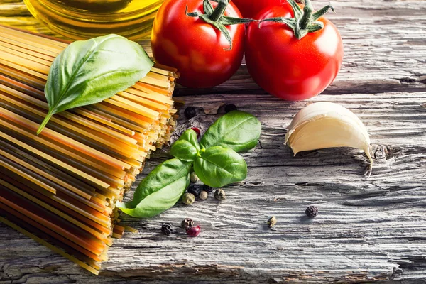 Włoskie i śródziemnomorskie składniki żywności na stare drewniane tła. — Zdjęcie stockowe
