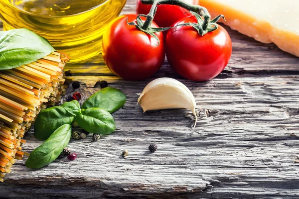 Zutaten italienischer und mediterraner Küche auf altem Holzgrund. — Stockfoto