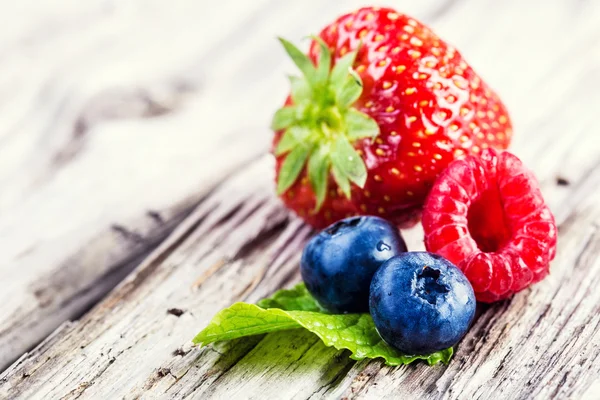 Blåbär, hallon, jordgubbar. Trädgård och skog frukter — Stockfoto