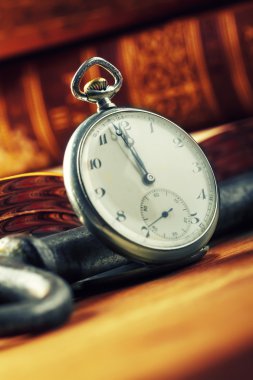 Sonunda, gece yarısına iki dakika yılın başında. Eski soğan saat ekran sonu yıl veya gün.