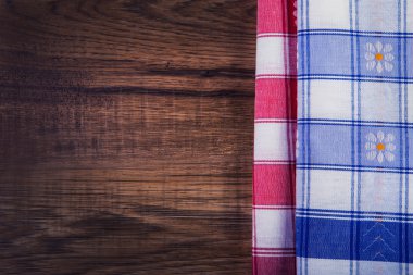 Damalı peçete ahşap masa üzerinde yukarıdan