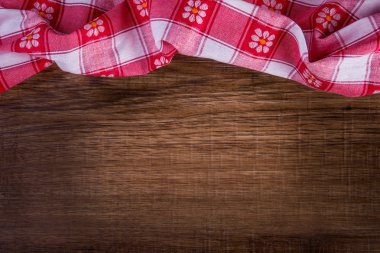 Damalı peçete ahşap masa üzerinde yukarıdan