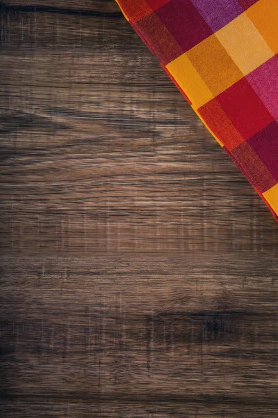 Vue du dessus de la serviette à carreaux sur une table en bois — Photo