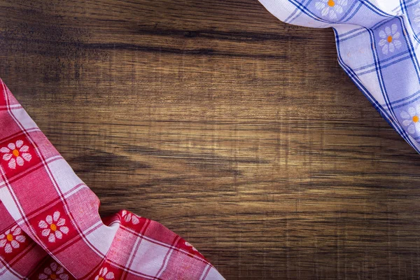 Bovenaanzicht van geruite servet op houten tafel — Stockfoto