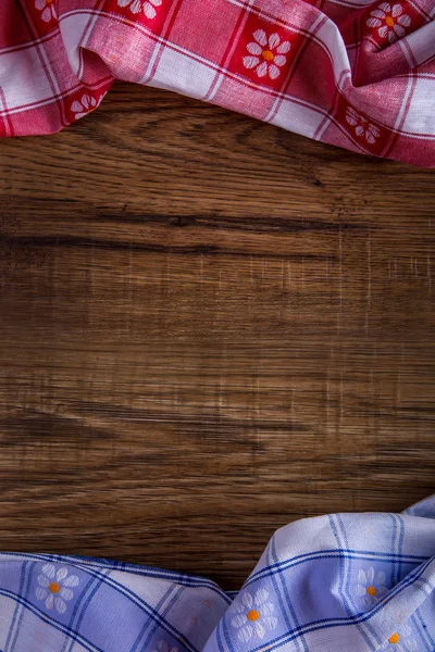 Vue du dessus de la serviette à carreaux sur une table en bois — Photo