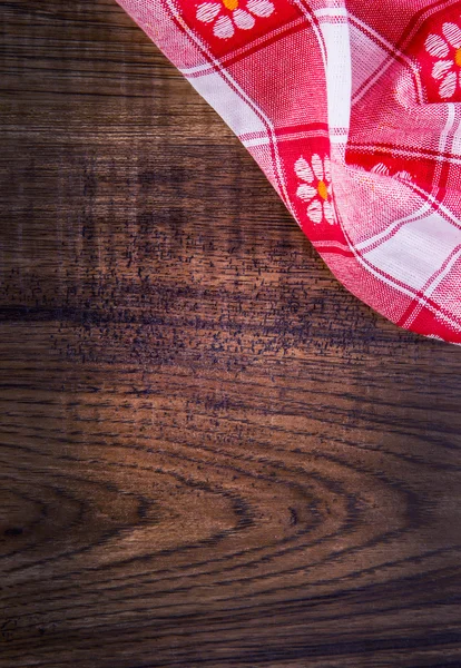 Vista dall'alto del tovagliolo a scacchi sul tavolo di legno — Foto Stock