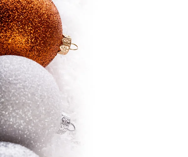 上は色とりどりのクリスマス ボールを表示します。. — ストック写真