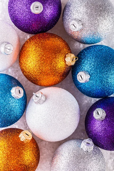 Von oben Bunte Weihnachtskugeln. — Stockfoto