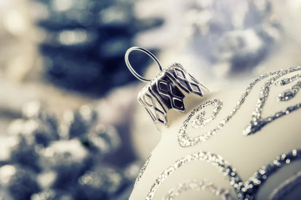 Bola de Navidad de lujo con adornos en Navidad Paisaje nevado. Tiempo de Navidad —  Fotos de Stock