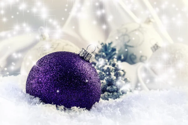 Boule de Noël violette de luxe avec des ornements dans la vie tranquille enneigée de Noël. Temps de Noël — Photo