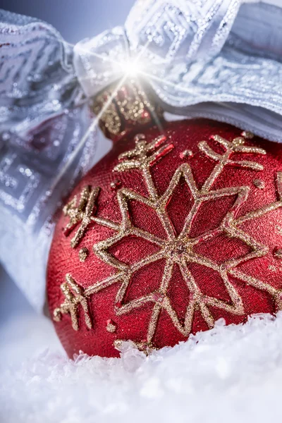 Bola roja de Navidad — Foto de Stock