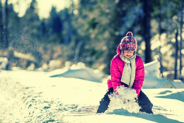 Mädchen spielt mit Schnee. — Stockfoto