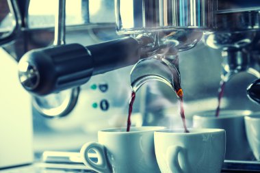 Kahve makinesi espresso yapıyor.