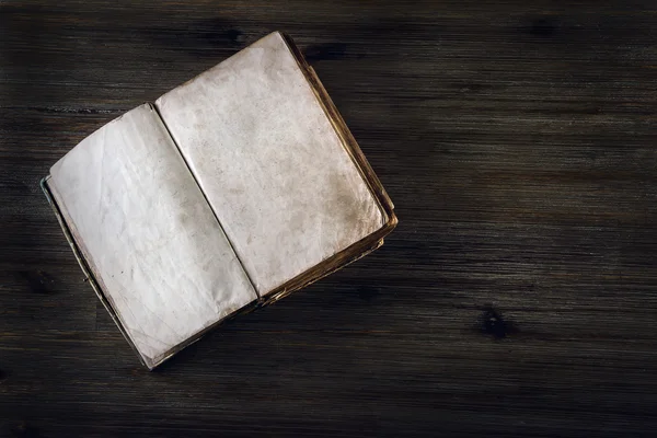 Antiguo libro abierto sin texto sobre una mesa de madera —  Fotos de Stock
