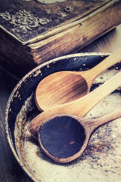 Trä köksredskap på bordet. Recept bok trä sked gammal pan i retro stil på träbord — Stockfoto