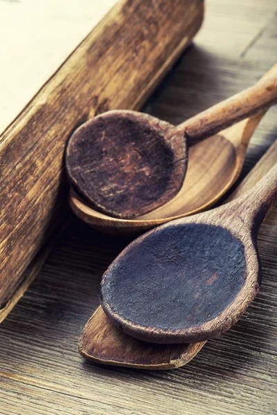 Trä köksredskap på bordet. Recept bok trä sked gammal pan i retro stil på träbord — Stockfoto